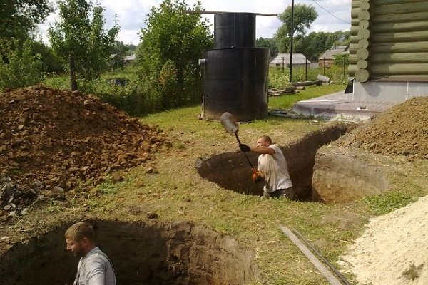 Для участков с близкими грунтовыми водами лучший выбор — горизонтальный «Крот». Площадь котлована будет выше, зато не придётся рыть глубокий котлован.